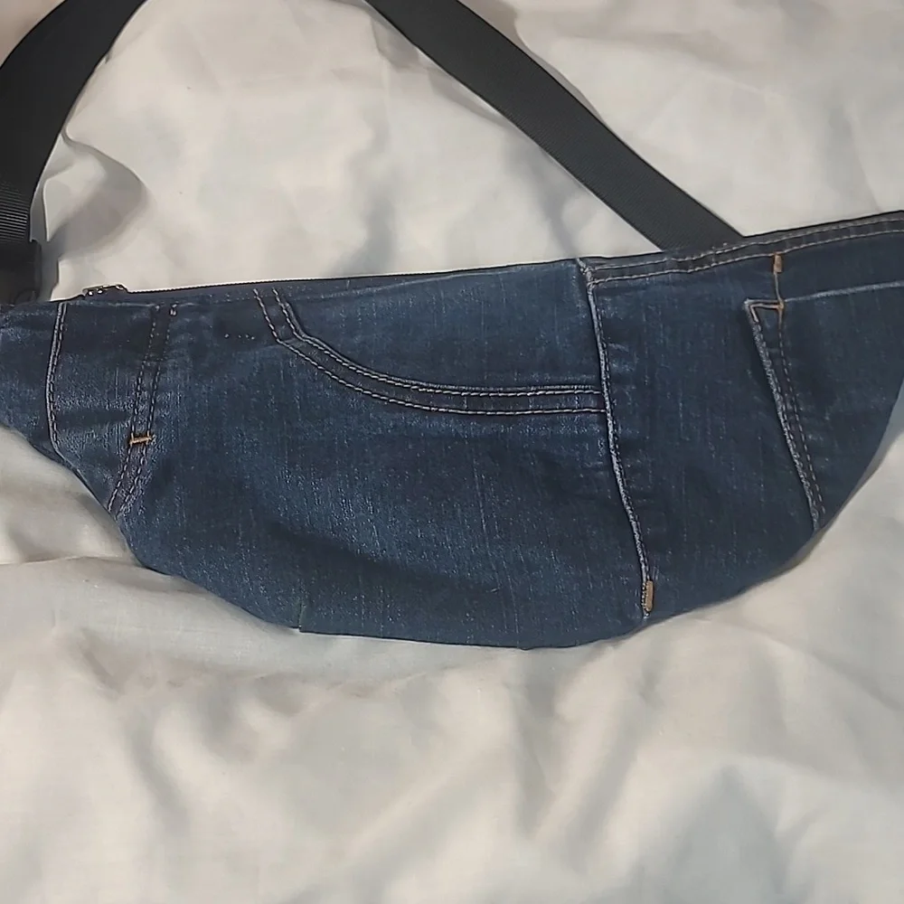 Fanny pack made from upcycled jeans - Picture 3 of 4